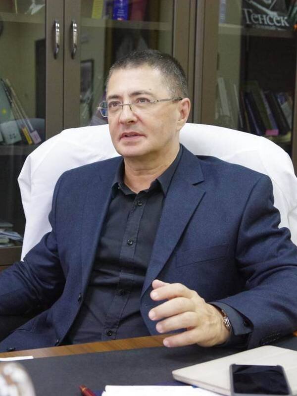 Здравствуйте,дорогие читатели канала. Эта статья несет ознакомительный характер и перед использованием методов проконсультируйтесь со специалистами.
 Сами осознаёте что на данный момент происходит в мире.Большое количество заболевших и чаще хворают люди преклонного
возраста.
 Данный вирус сам не убивает человека,но люди мучаются.И в частности из-за пневмонии людей направляют в больницу.
 Физические упражнения-это необходимый атрибут жизни,но в пожилом возрасте очень сложно поддерживать хорошую физическую форму и в связи с тем,что организм изнашивается с течением времени.И пенсионеры мучаются в 10-ки раз чаще ,чем молодое поколение.
 Это заболевание может привести к смертельному исходу, потому нужно сберечь себя и своих близких.И я желаю поведать вам,как можно сократить возможность заболевания до минимума.
 В первую очередь хочу сообщить, что консультации с доктором важны и необходимы для Вас.При возникновение проблем прежде всего нужно идти в медицинские учреждения для получения квалифицированной помощи.
  Про саму болезнь много ложной информации.Я считаю Доктора Мясникова специалистом в этой области.И он с удовольствием дал мне прекрасные советы ,которыми я с Вами поделюсь.
 Самостоятельная изоляция-один из наиболее эффективных методов.Старайтесь ,как можно меньше выходить на улицу.В особенности это касается пожилых людей.
Не поддавайтесь панике и стрессу -это пагубно влияет на здоровье.Негативные мысли ослабляют иммунитет и ослабляют организм в целом.И это увеличивает возможность заболевания.Мы непременно решим трудности и переживем эти сложные времена.
  Добавьте в свой повседневный рацион полезными жирами продукты -это рыбий жир,льняное масло и различные орешки.Чаще питайтесь морепродуктами ,которые богаты полезными микроэлементами.
 Почаще ешьте имбирь и лимон так ,как они повышают иммунитет и укрепляют Ваш организм.
 Спасибо за прочтение,подписывайте на мой канал и не болейте.         
