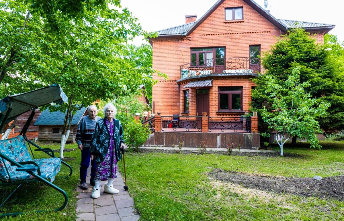 Пансионат для пожилых людей Мирника в Балашихе. Прогулка по территории.