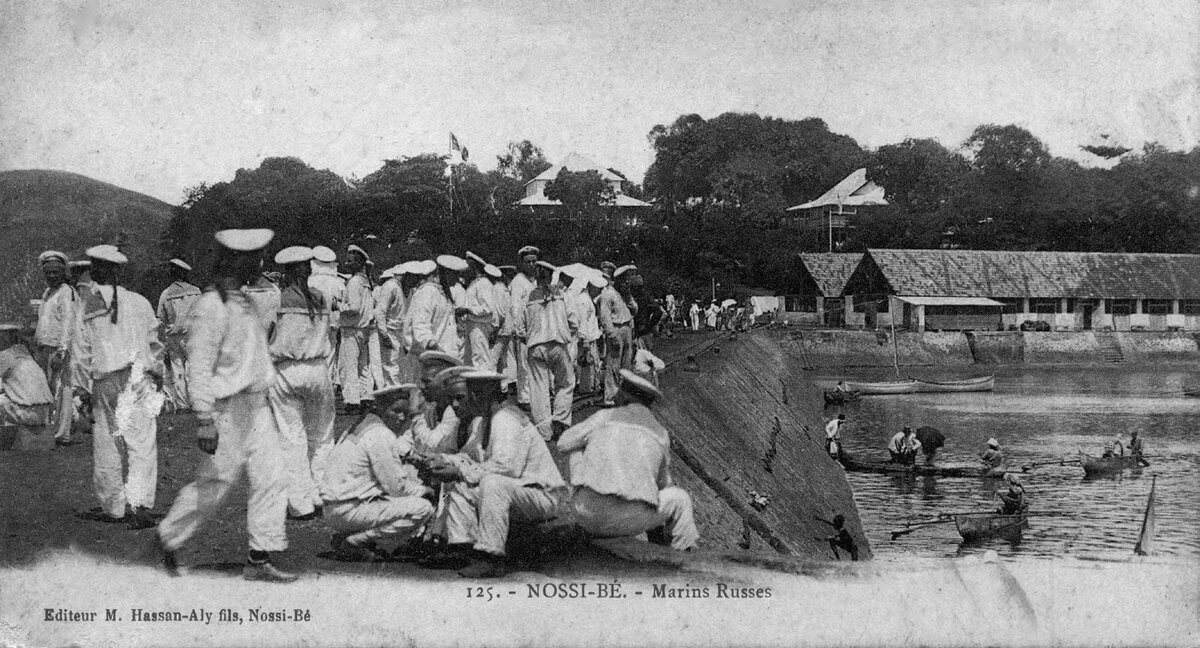 Русские матросы в Носси-бе. 1905 г. Французская открытка.