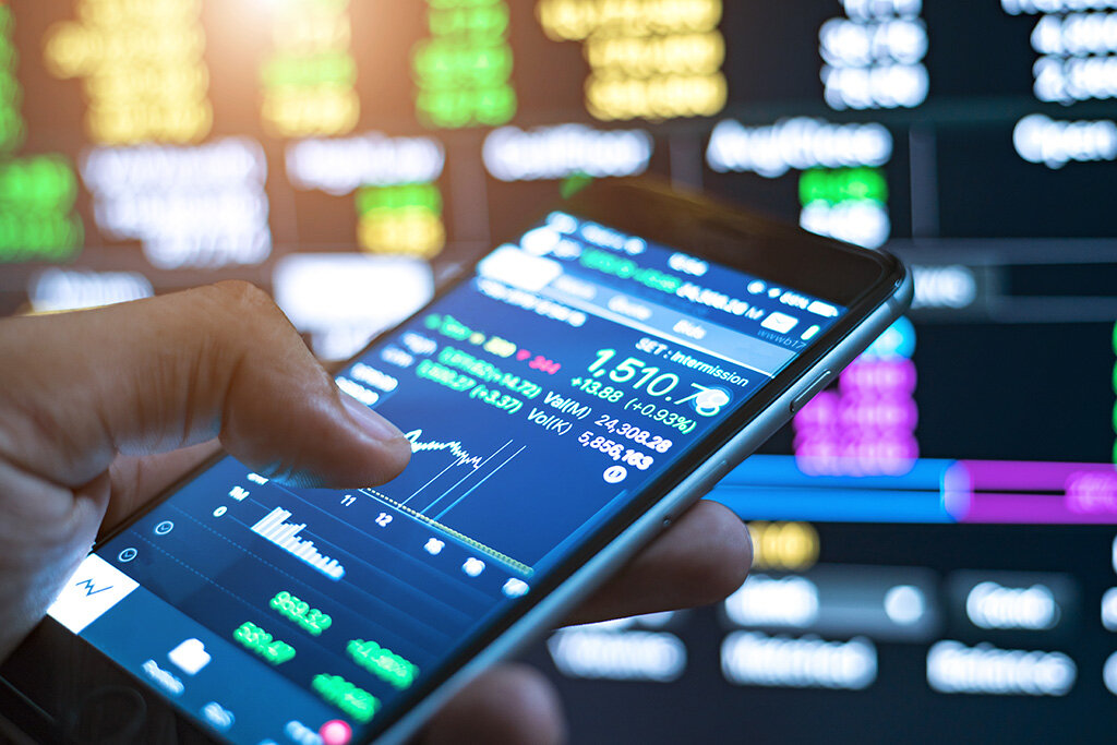 What are Forex signals?  And how they can help you?
Follow the trades of a professional
Are you new to trading and want to get a head start? Or maybe you have been trading for a while but have never made a profit? If so, then daily Forex signals could be exactly what you need to fast track your success The truth is that Forex trading is hard, it requires years of experience, and every trade requires detailed analysis of technical and fundamental factors. This is why only a handful of traders ever achieve their goals. But don’t worry, 1000 pip Builder was started with the aim of helping traders like you We will do all the complex analytics for you and whenever a trade is taken on our fund we instantly send you an email and SMS* with all the important details. We include entry price, stop loss and take profit level, so you can be sure that you can follow exactly what we doing We want to make it easy for you to see how an experienced Forex trader tackles the markets. By following the trades of a skilled Forex trader you will be able to see exactly what it takes to conquer the Forex markets and reach your trading goals