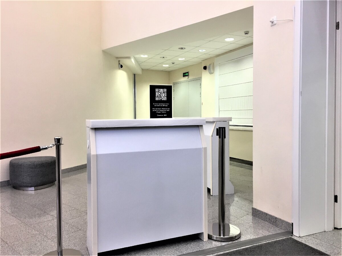 На входе нас попросили надеть бахилы, обработать руки и пройти через рамку металлодетектора.