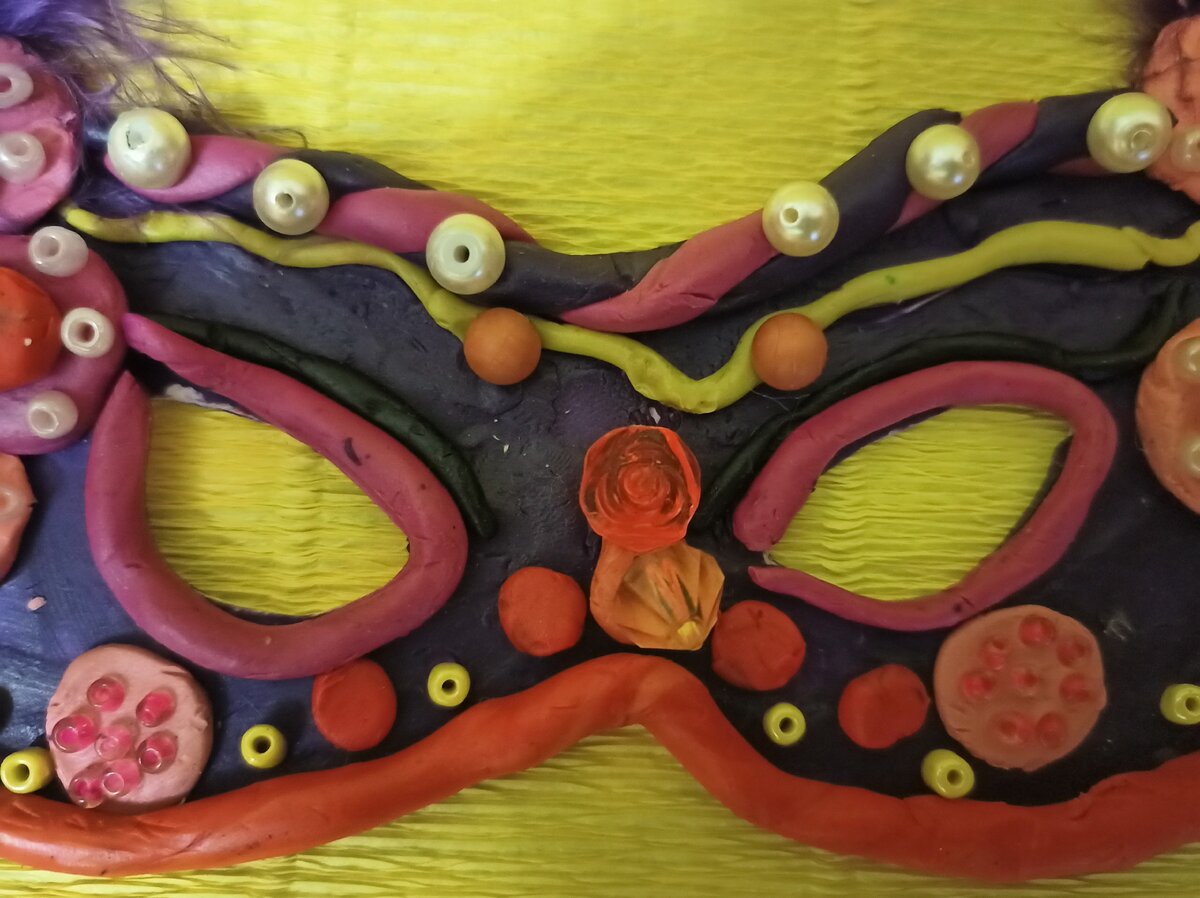 поделки с детьми из пластилина, идеи, развивающие занятия с детьми, маска из картона и пластилина своими руками