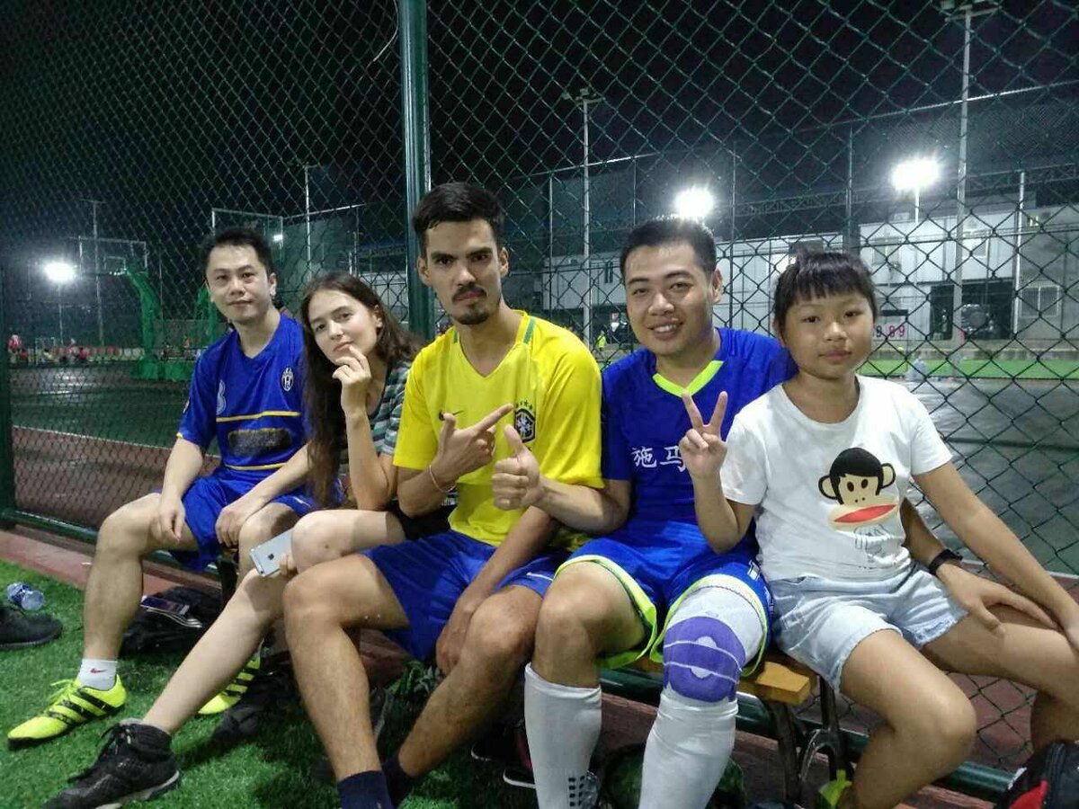 Китайцы пригласили нас поиграть с ними в футбол