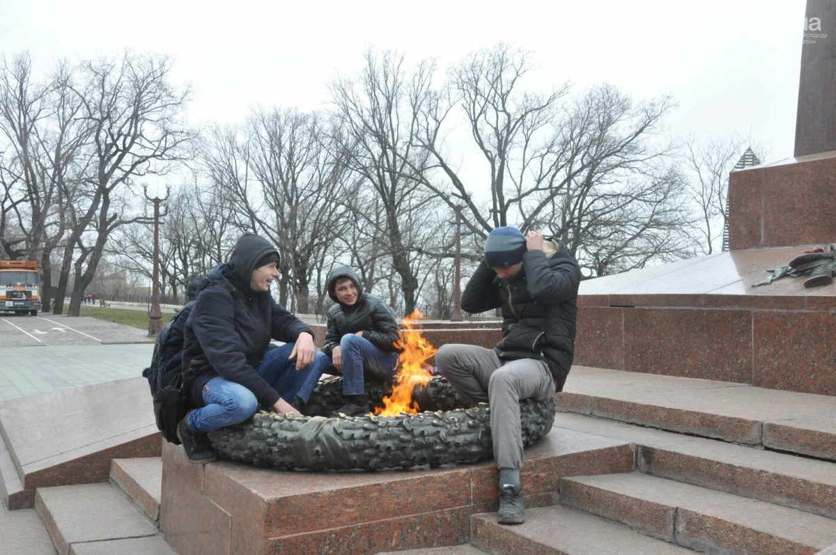 Осквернение воинских символов. Подростки осквернили вечный огонь. Шашлык на вечном огне. Вандалы на вечном огне. Надругательство над вечным огнем.