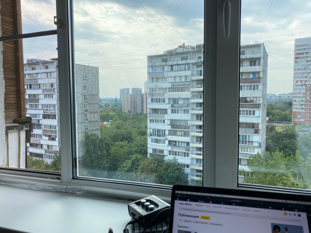 Красиво, зелено, старая советская застройка. Мне лично нравится, хотя я бы выбрал этаж проживания пониже... Но это в будущем. 