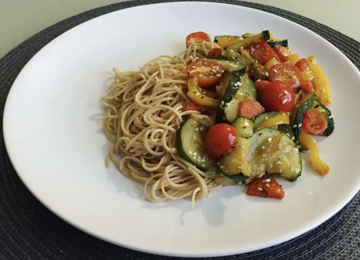 Постные макароны с овощами. Макароны с овощами. Спагетти с овощами. Вермишель с овощами. Макароны с овощами ужин.