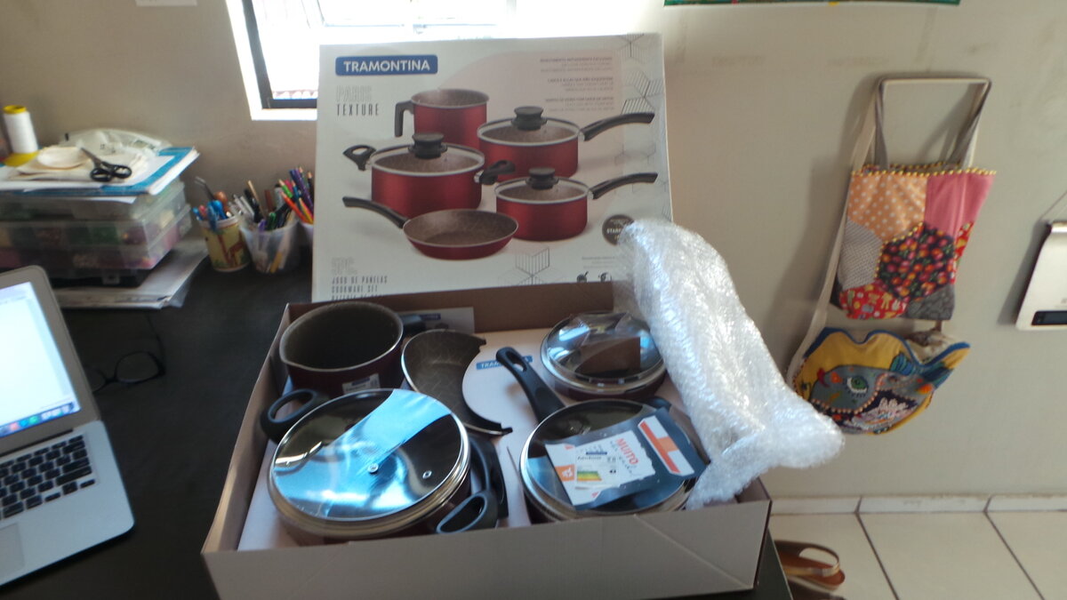 Последнее обновление было 4 года назад.
Три кастрюли я выкинула и купила новый набор с каким-то интересным новым покрытием под названием ПАРИС
Это не тефлон, но хвалят.