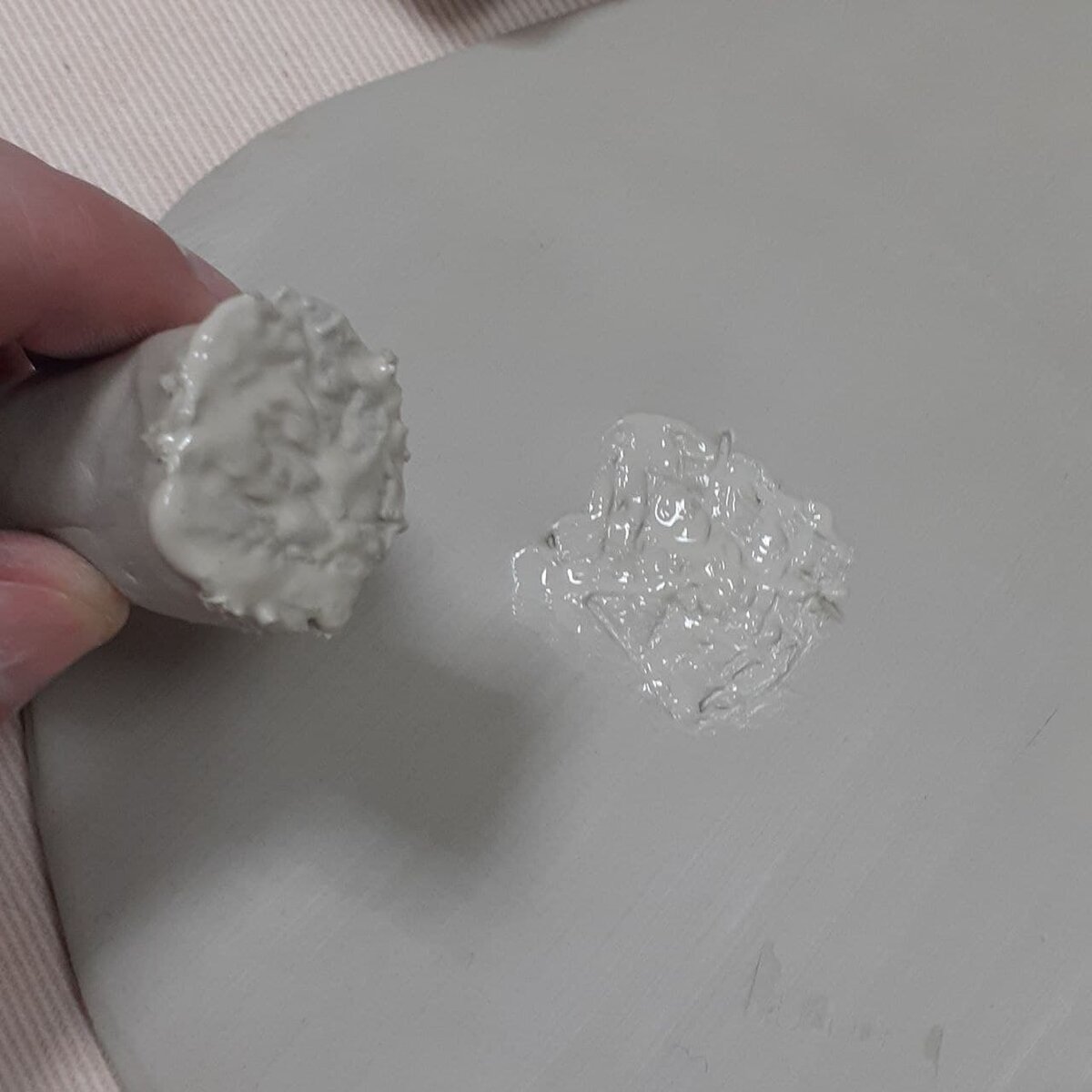 3. Заполнить все насечки шликером, избавляясь от всех воздушных пузырьков