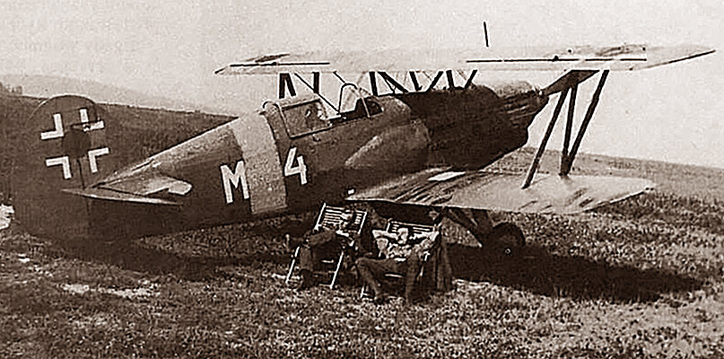 Чешский истребитель Avia B.534, немцы все эти самолёты забрали себе. /фото реставрировано мной, изображение взято из открытых источников/