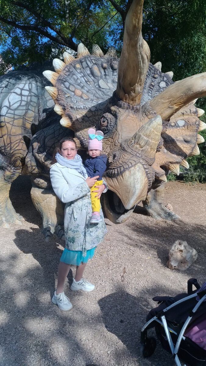 А после консультации мы отлично погуляли в Динопарке