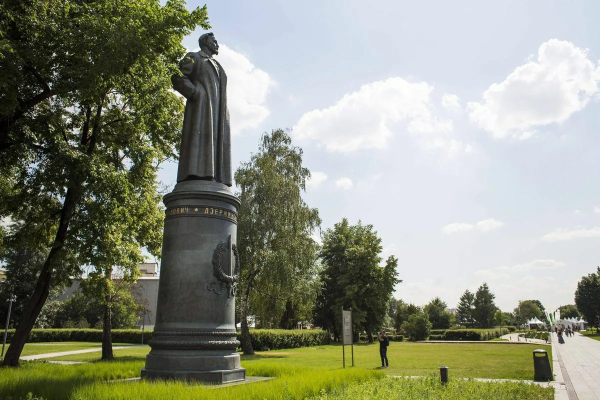 Памятник дзержинскому. Памятник Дзержинскому Музеон. Памятник Феликсу Дзержинскому в парке Музеон. Феликс Дзержинский памятник Музеон. Памятник Феликсу Дзержинскому.