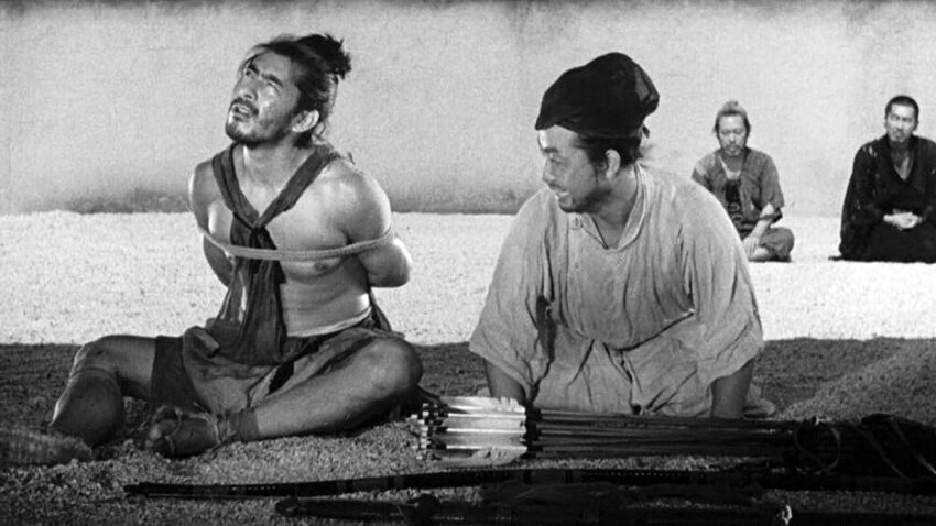Кадр из фильма "Расёмон", 1950 г.  Свидетель думает над ответом на допросе. На заднем плане ждут своей очереди другие свидетели.  Из открытых источников. 