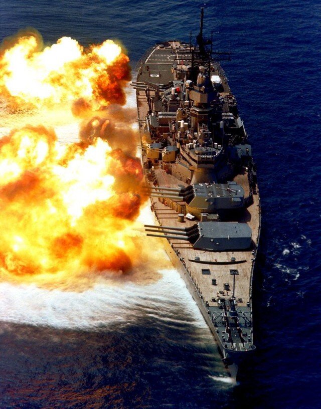 Линкор «Нью-Джерси» обстреливает Бейрут 9 января 1984 года, фото с сайта Википедия