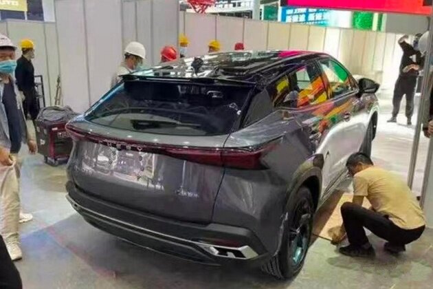 На фото: Кроссовер Chery X-C (Omoda 5) перед премьерой