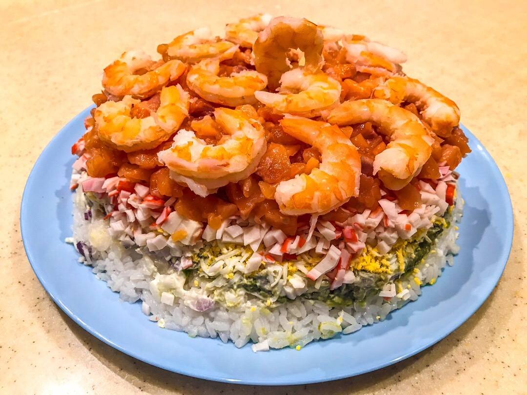 Праздничный салат с рисом и красной рыбой