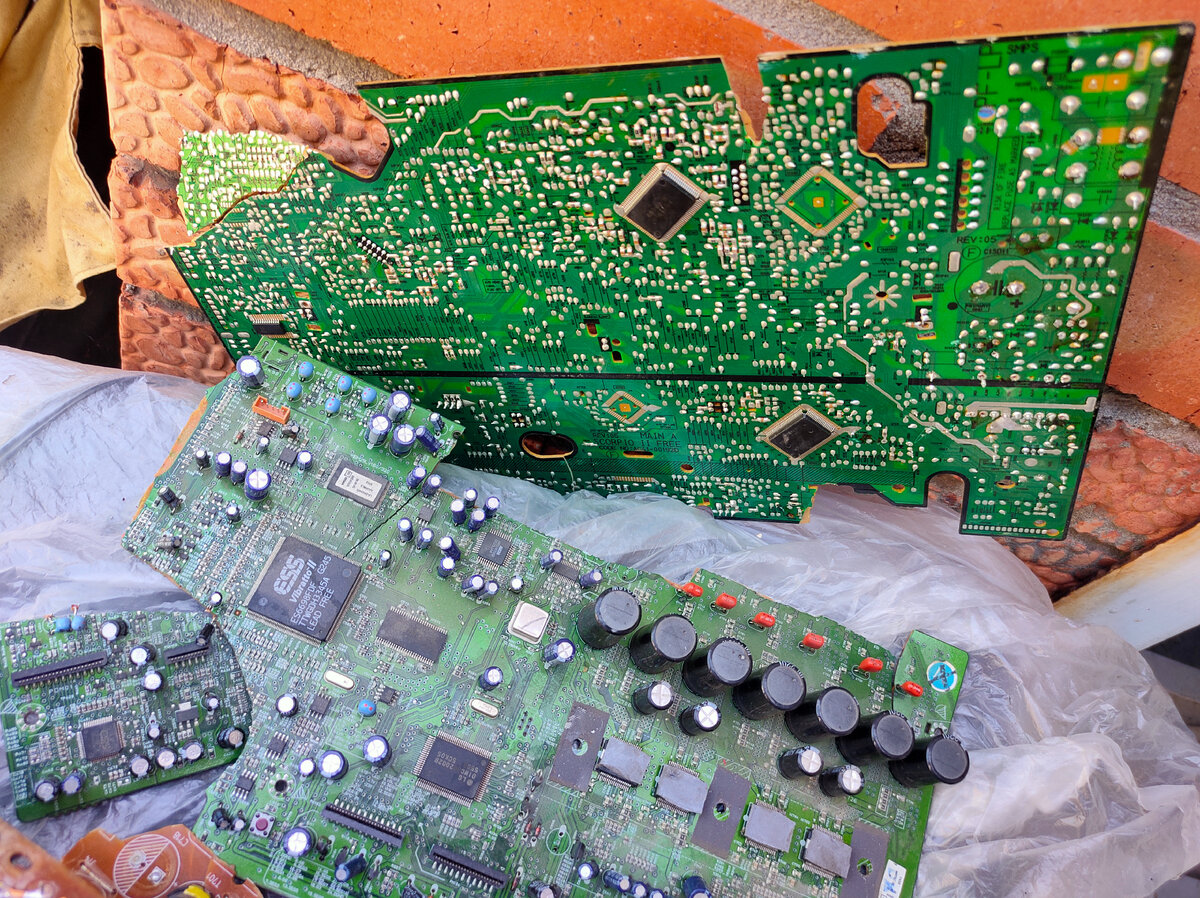 Соверменные платы с приемными деталями.