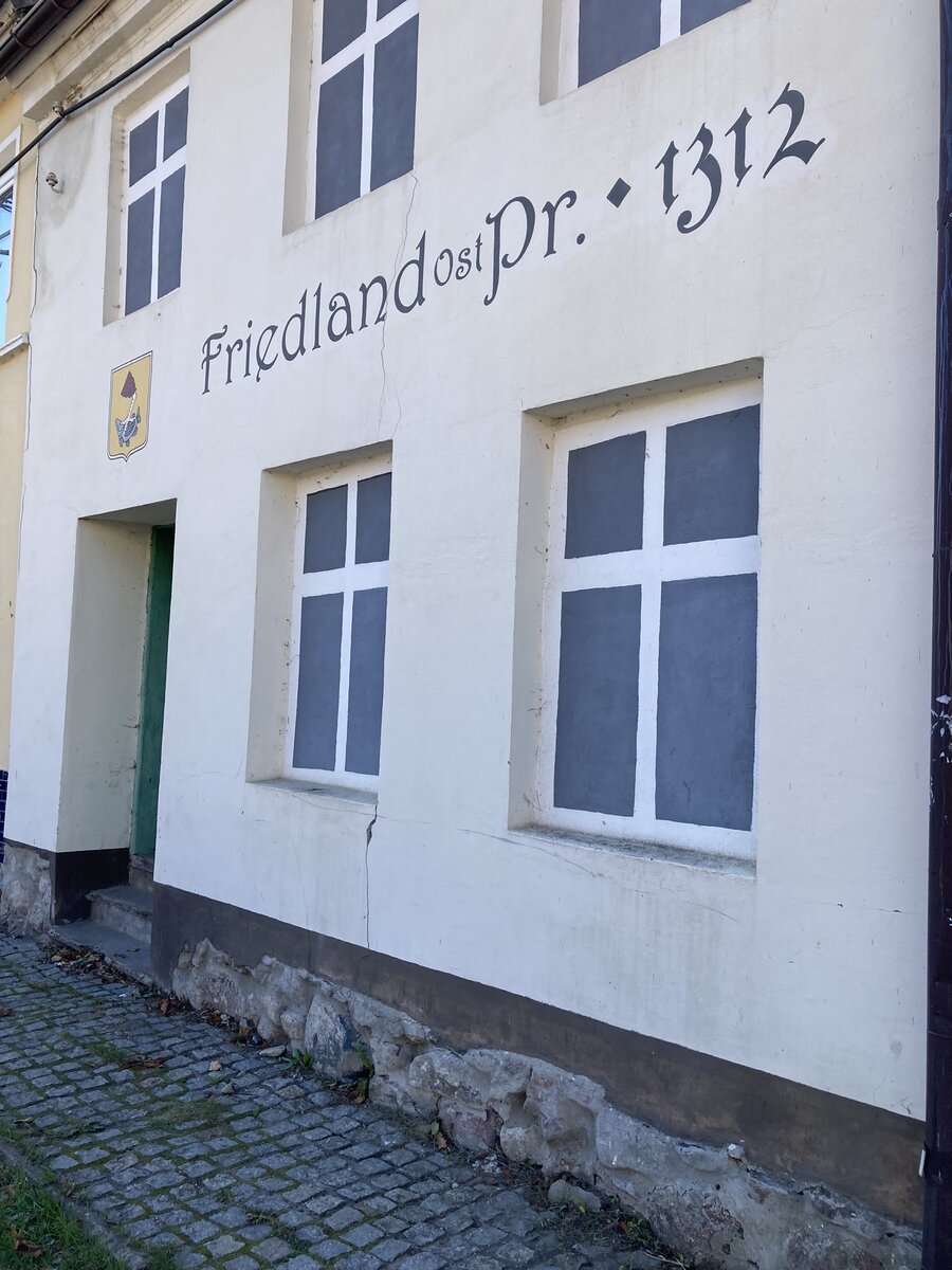 Состояние плохое: нарисованные окна и "липовый" фахверк с торца дома (см. предыдущее фото)