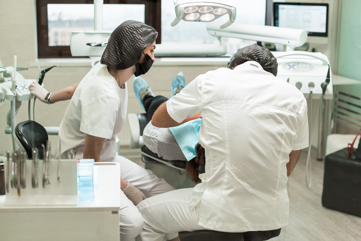 А ещё не забывайте о регулярной профгигиене, которую нужно проводить не реже 1 раза в 3 месяца. Потому что, даже если вы всё делаете правильно, самостоятельно избавиться от налёта в труднодоступных местах практически невозможно.