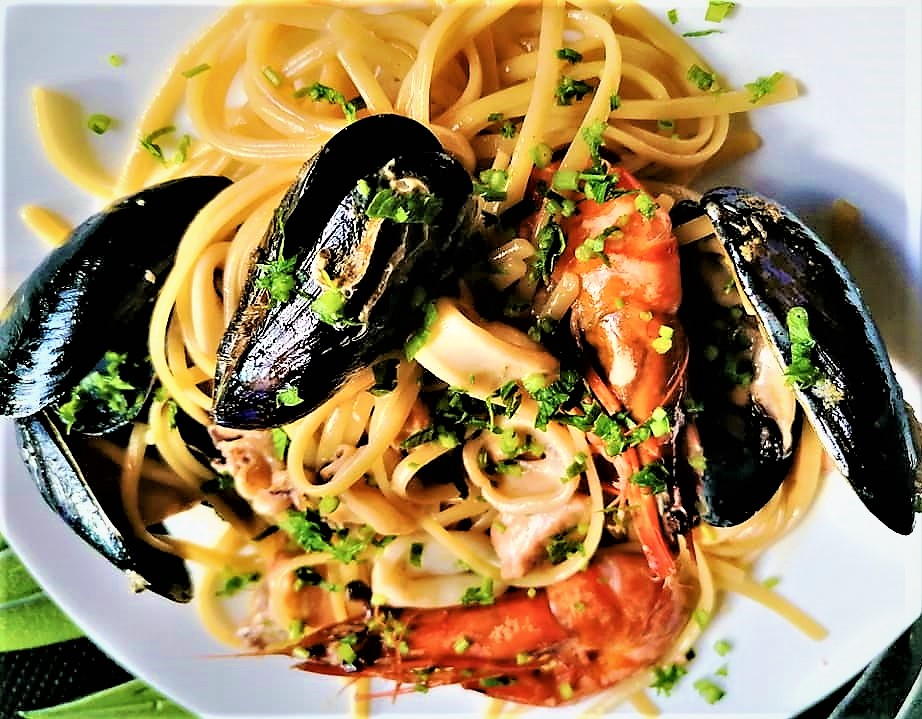 Спагетти дары моря. Итальянская паста с морепродуктами. Паста с морепродуктами классический рецепт. Спагетти с морепродуктами. Итальянская паста с морепродуктами.