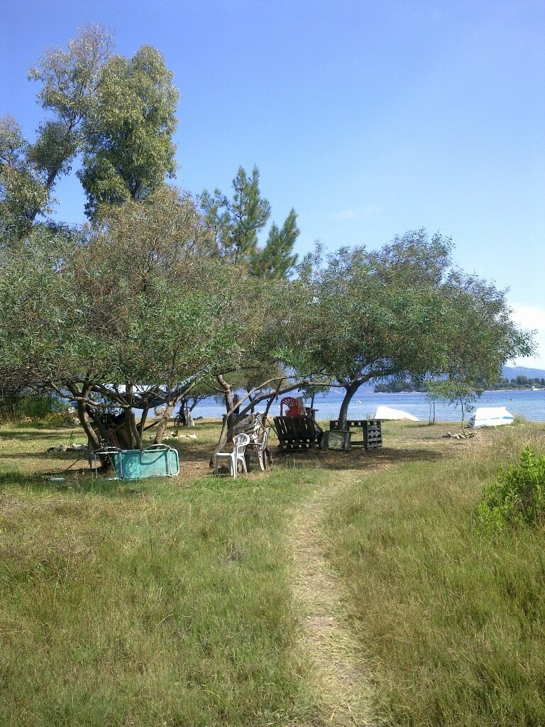 Пляж хоть и греческий аборигенский, но от аналогов в Дубне не отличается. Галерея из пяти фотографий