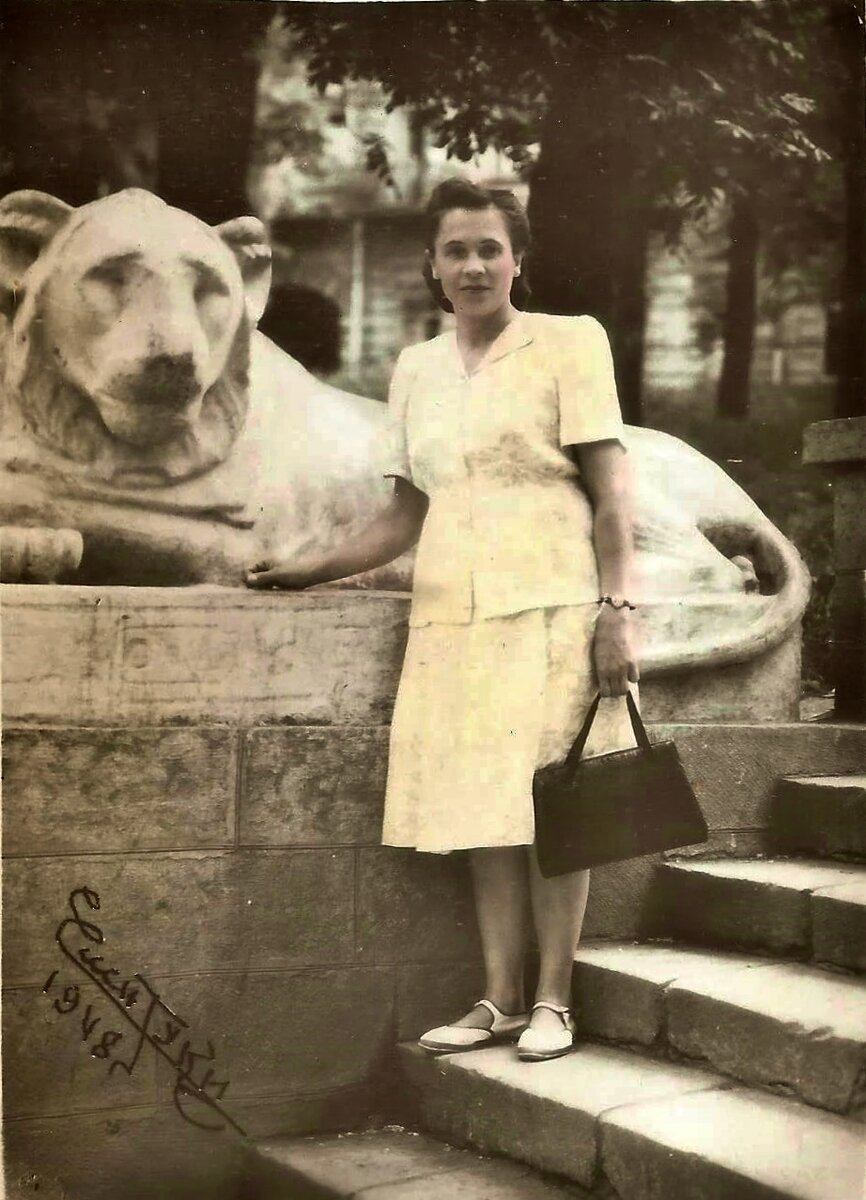 Девушка со скульптурой львицы. 1948 год.