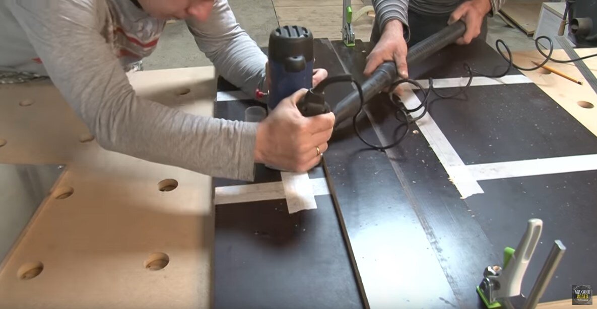 Поставьте фрезер на столешницу по центру там, где предполагается его крепление и очертите контур его подошвы.