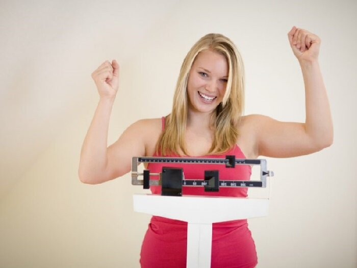 Фото Девушка на весах счастливая.