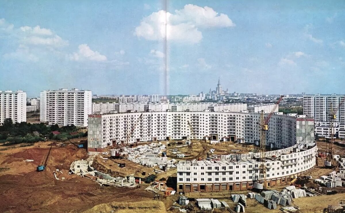 Строительство Круглого дома. Фотография из альбома "Москва", издательство "Московский рабочий", год выпуска не указан.