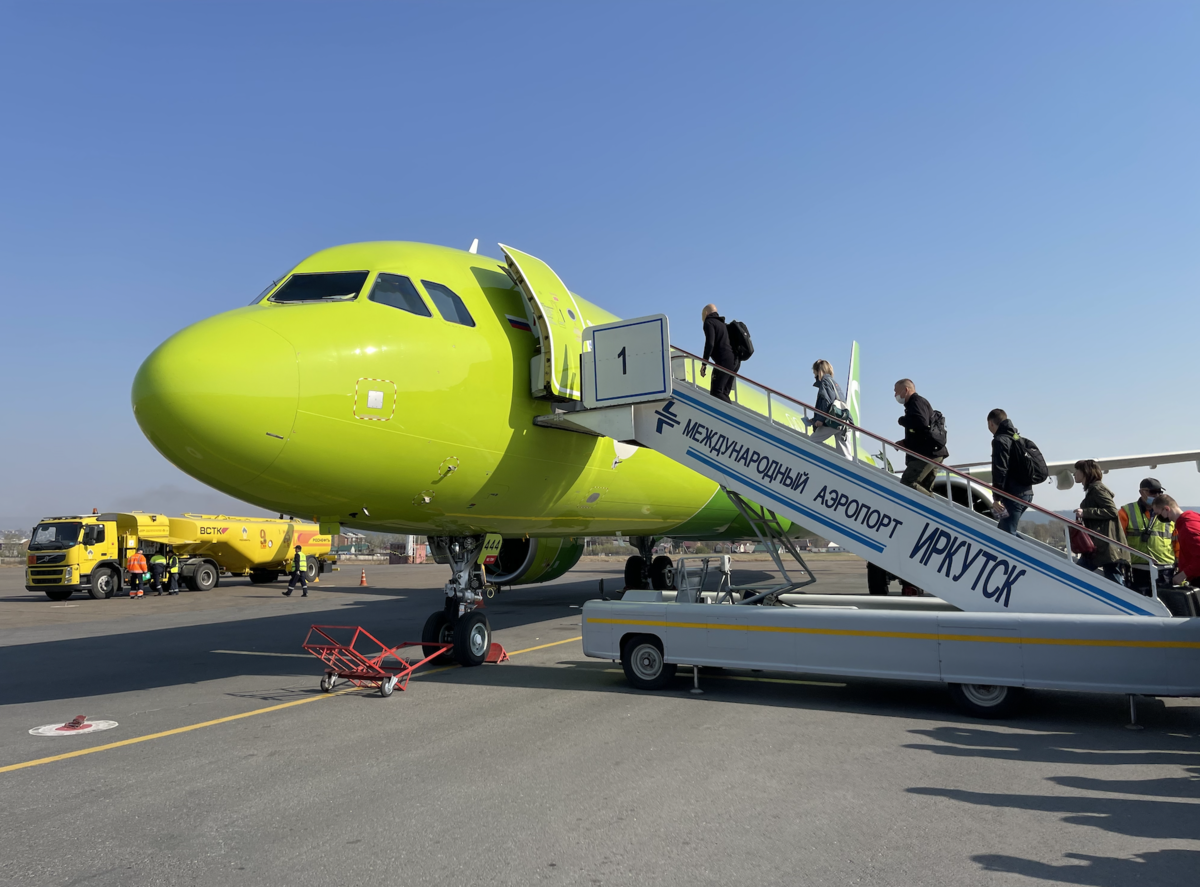 Самолет фото. Летающий человек. Самолеты которые летают над воронежом. Самолет над домом. Человек в полёте.