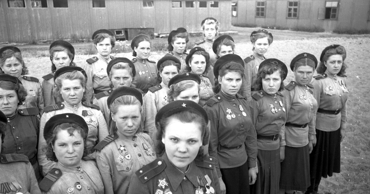 Женская рота снайперов 3-й ударной армии 1-го Белорусского фронта. На переднем плане командир роты гвардии лейтенант Нина Алексеевна Лобковская (08.03.1924 г.р.). Место съёмки: Германия. Время съёмки: май 1945 года.