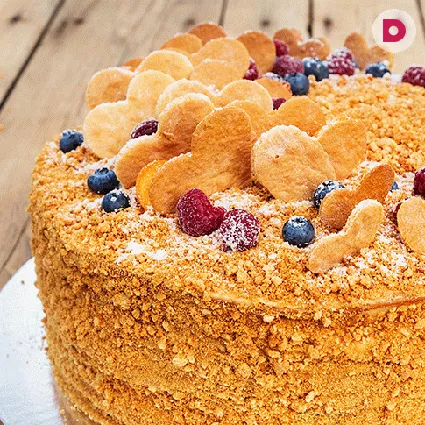 Торт «Рыжик» очень вкусный и несложный в приготовлении. В его состав входит мед, который придает коржам интересный рыжий цвет. Для пропитки в классическом рецепте этого торта используется нежный сметанный крем