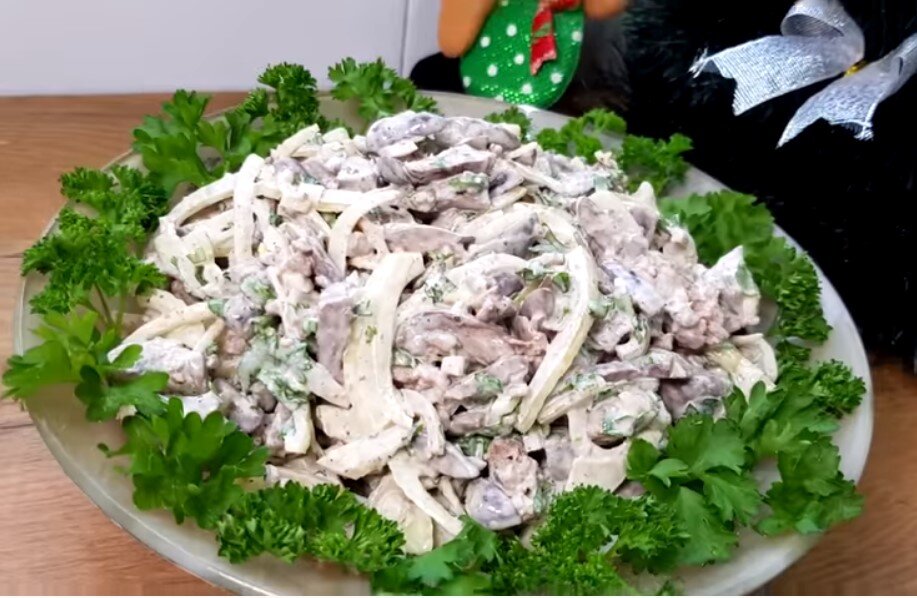 Салаты с печенью куриной и маринованным луком и морковью