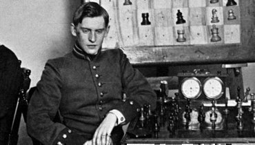 Судьба постоянно сталкивала Алехина с Германией. Четвертый чемпион мира по шахматам воевал с немцами и был в их плену  📷
