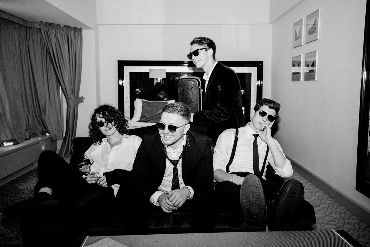 Одним из участников музыкального конкурса ПРОПЕСНИ стала группа, материал которой привлек внимание редакции качеством исполнения, студийной работы и неповторимым любовным вайбом. О том, как чувствуют, пишут и живут эти прекрасные мужчины в нашем новом 