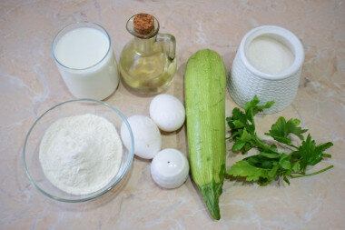 Как пожарить блинчики из кабачков на сковороде? Подготовьте для этого необходимые ингредиенты. Кабачок выбирайте молодой. У такого кабачка мягкая кожура и совсем нет семечек внутри. Поэтому его достаточно просто помыть и можно начинать готовить. Если кабачок брать большой, то его необходимо очистить от кожуры и удалить сердцевину.