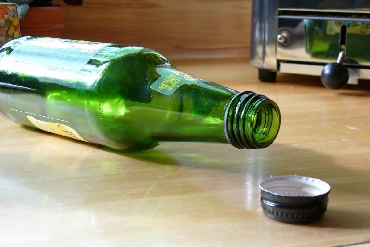 Почему пустые бутылки не ставят на стол. Бутылка на столе. Пустая бутылка. Бутылки валяются. Пустые пивные бутылки.