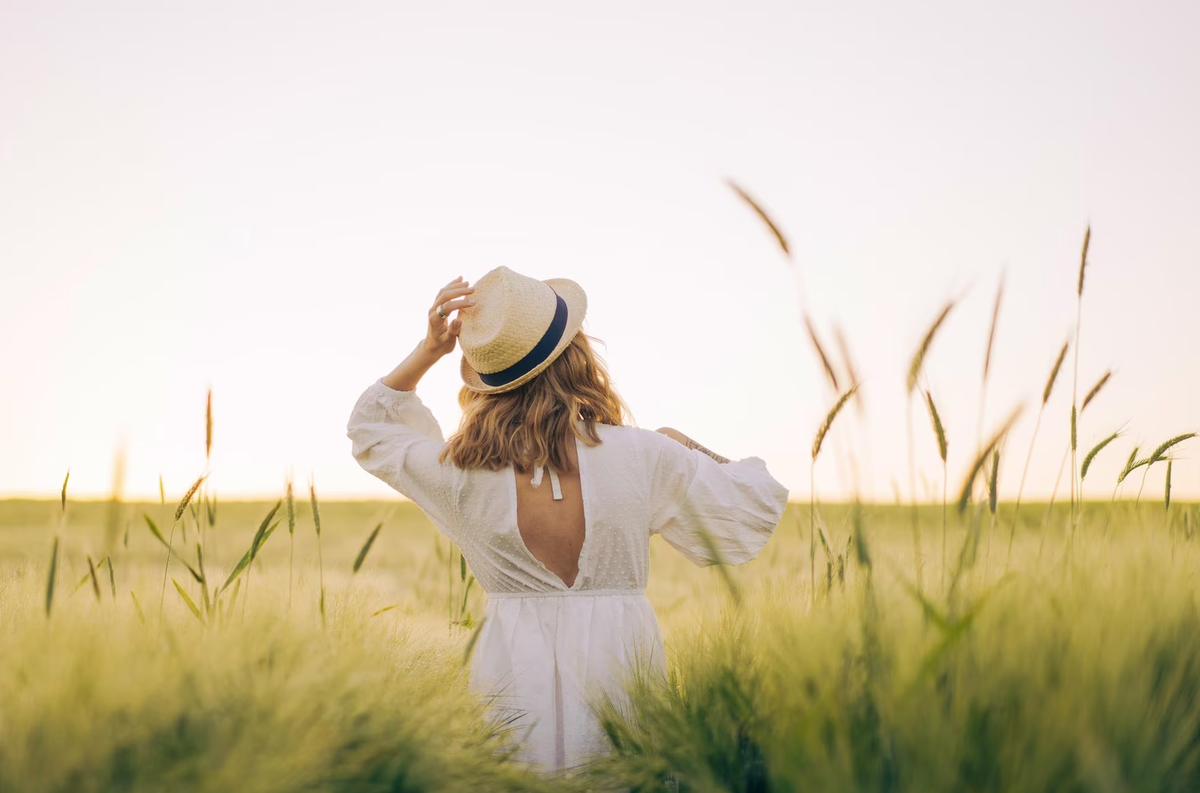 Девушка природа, шляпа, лето. Живите любите и радуйтесь солнцу. Девушка в поле радуется солнцу руки к небу. Девушка цветы радуется солнцу.