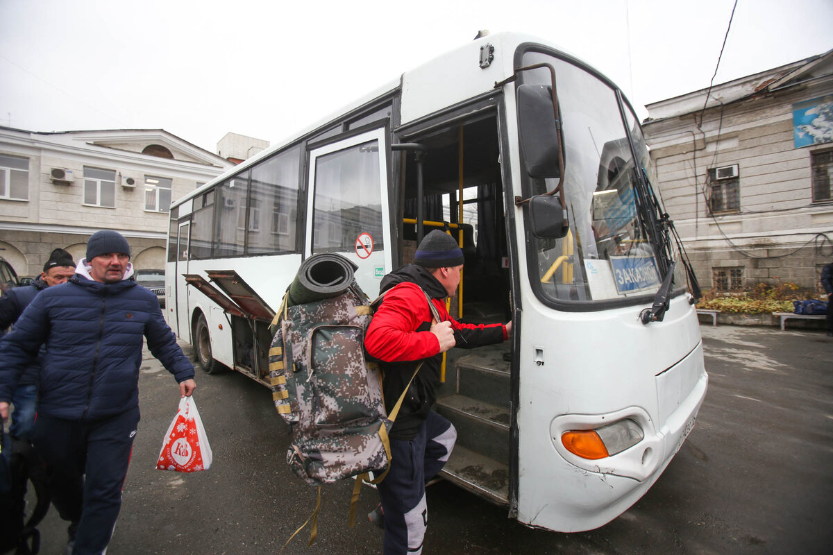 Полиция начала доставлять в военкоматы россиян: кого может это коснуться |  ФедералПресс | Дзен