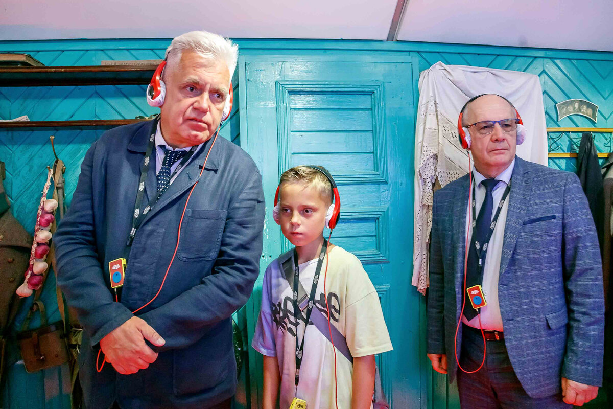 Краткий инструктаж. На фото: Александр Морозов с сыном Сашей и Юрий Демчук