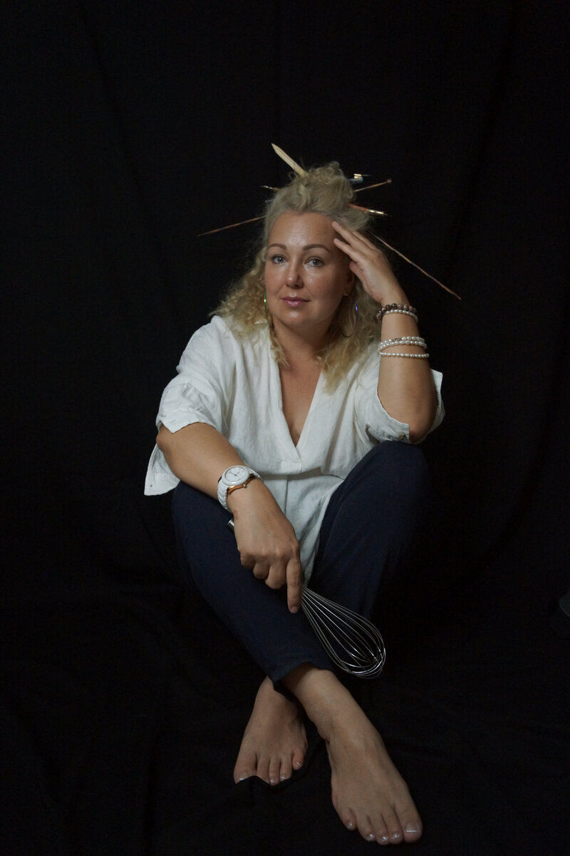 У Художника из головы "торчат" идеи, у Дизайнера "тикают часики" и много ограничений, а внутри всё перемешивается венчиком и хорошо, если в крем)))) Хуже - если в кашу(((