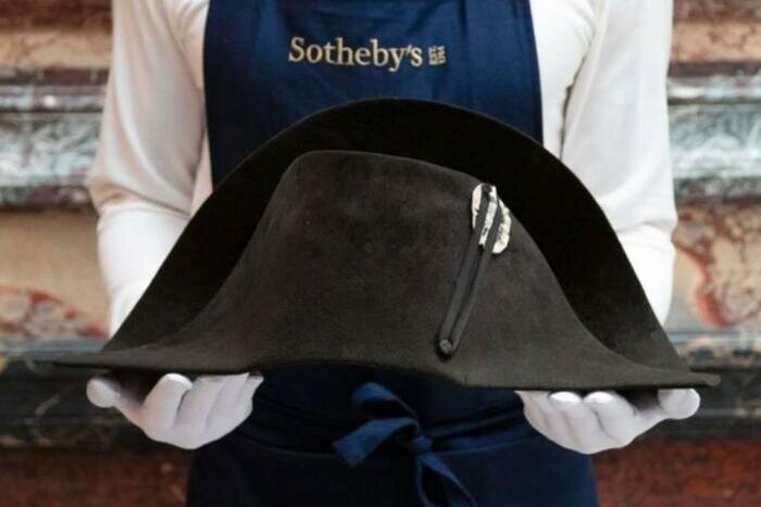 Шляпа Наполеона выставляется на аукцион / Фото: rg.ru