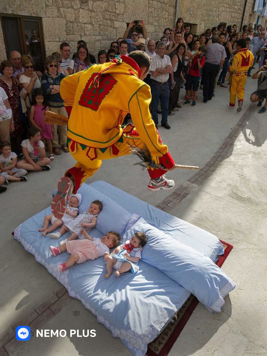 Прыжки через младенцев в Испании