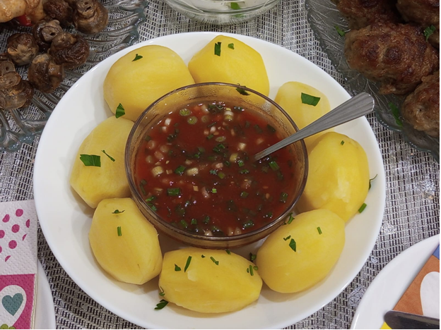 Кетчуп заправлен зеленым луком, измельченным зубчиком чеснока.