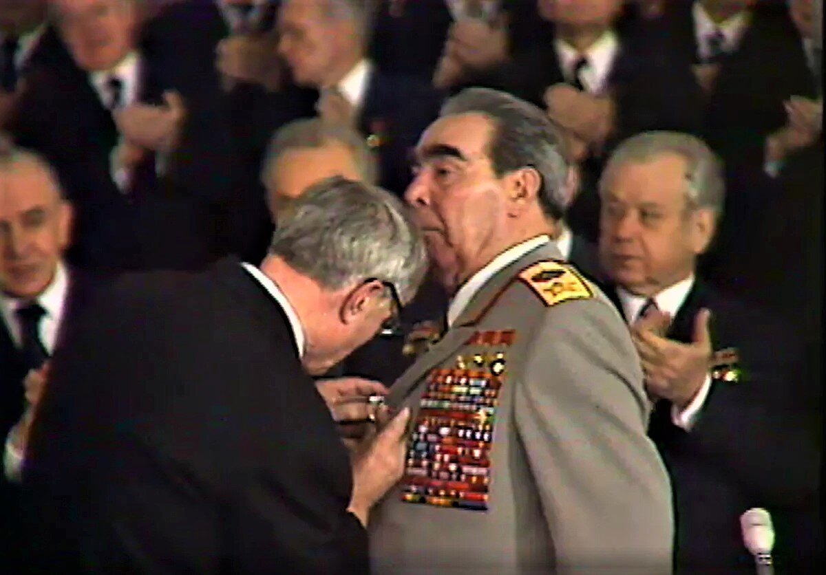 - Михал Андреич, а шо ты там такое мне вешаешь?