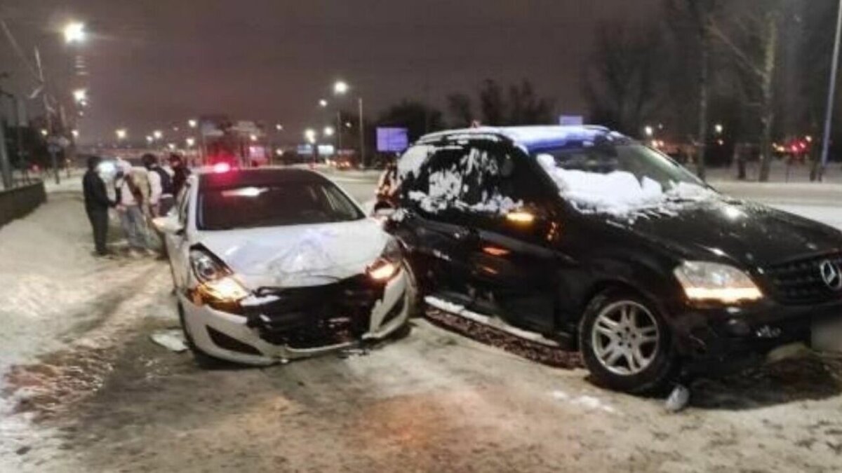     В Дзержинском районе Волгограда Mercedes-Benz протаранил два автомобиля и сбил водителя, сообщает областное ГУ МВД. Мужчине после ДТП потребовалась помощь медиков.