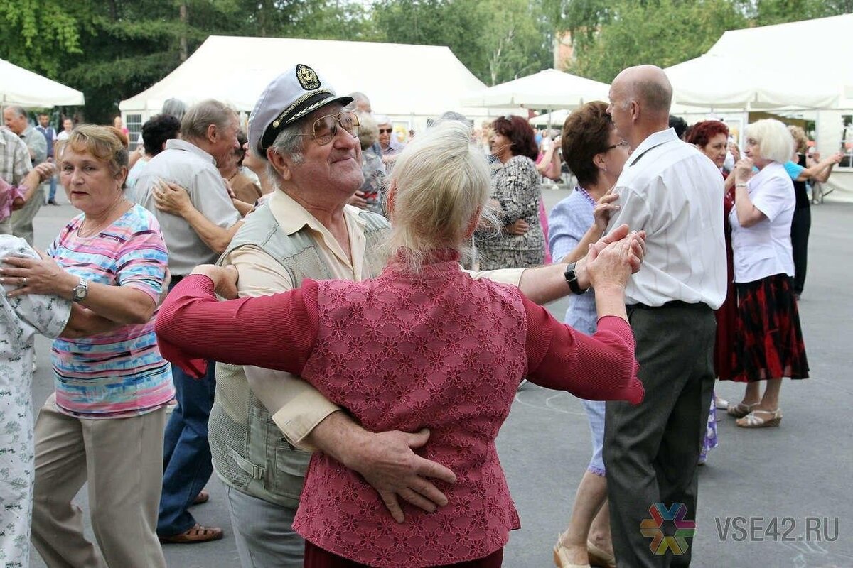 Сценарий для отдыха для пожилых людей. Мероприятия для пенсионеров. Танцы пенсионеров в парке. Танцевальный вечер для пожилых людей. С праздником Стариков.