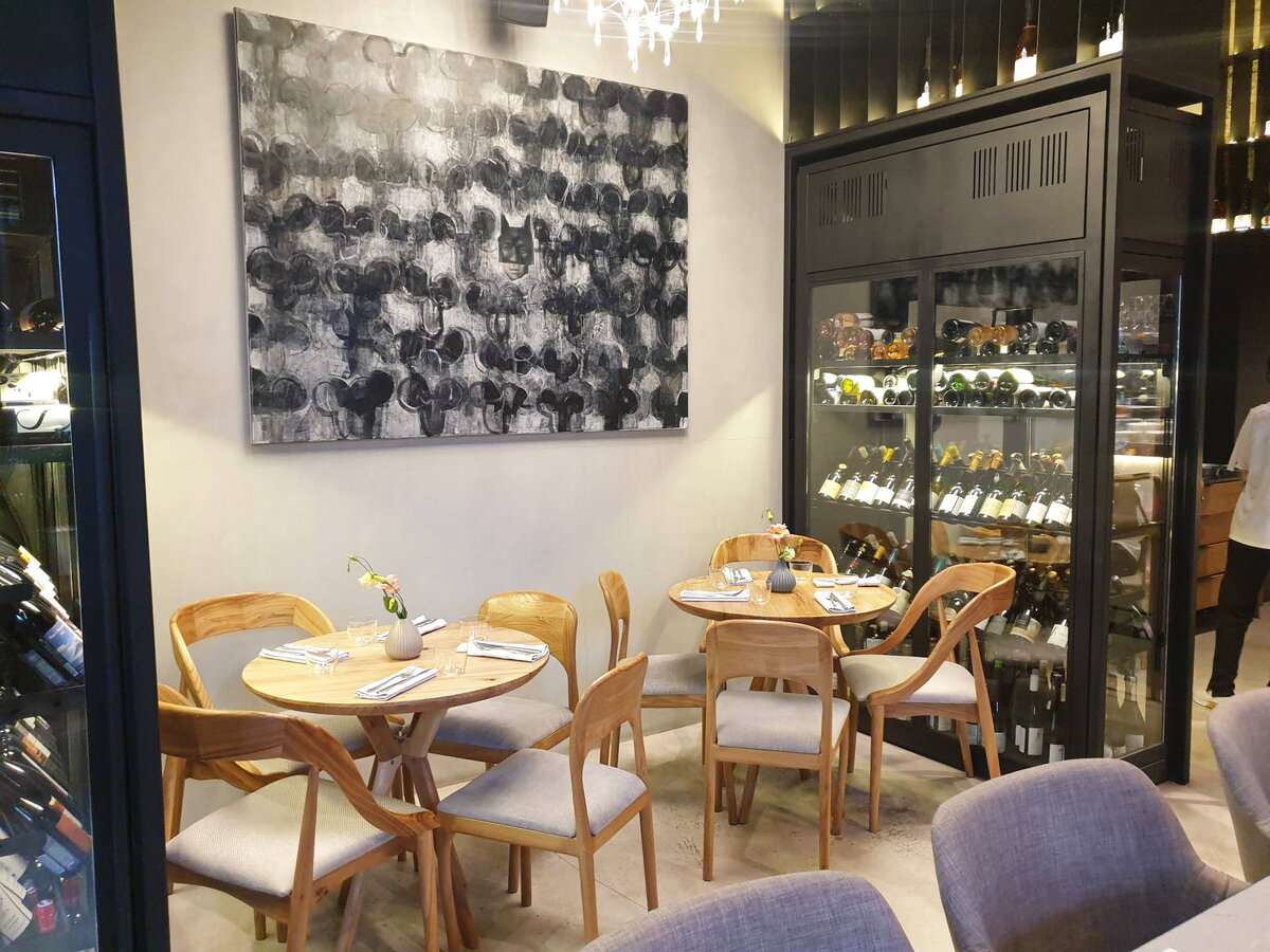 Уютные столики и картина с Бэтменом