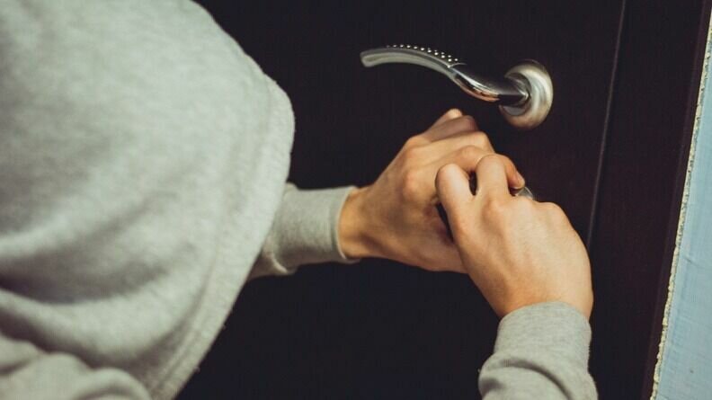     Несовершеннолетние прикидывались курьерами. О случившемся рассказали в пресс-службе СК РФ по РК.