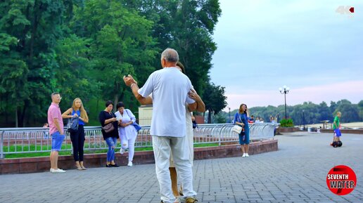 Они так нежно пели, что пары начали танцевать... Адриано Челентано привет....