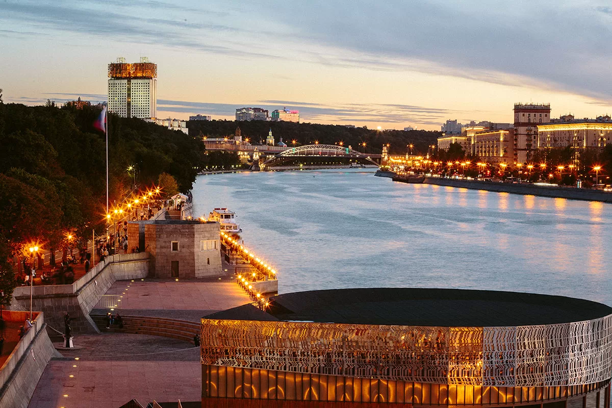 Продам набережная. Воробьёвы горы Москва. Москва река под водой. Москва под водой.